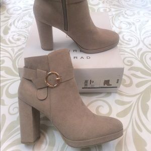 Lauren Conrad Taupe Avant Ankle Booties Boot size 9